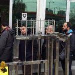 Zaman çalışanları kimlik kontrolüyle binaya alındı