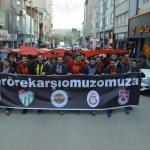 Bilecik'te taraftarlardan "ter&ouml;re karşı omuz omuza" y&uuml;r&uuml;y&uuml;ş&uuml;