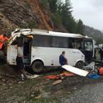 Antalya'da turistleri taşıyan midibüs devrildi: 1 ölü, 17 yaralı