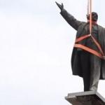 En büyük Lenin heykeli söküldü