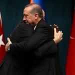 Erdoğan ve Aliyev'in samimi kucaklaşması