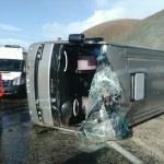 Kayseri'de midib&uuml;s devrildi: 14 yaralı
