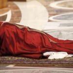 Katolik lideri Papa secdeye kapandı