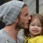  David Beckham kızının bebeklerine elbise dikiyor
