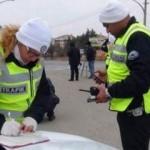 Trafik polisi oğluna ceza kesti