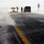 Ardahan'da kar yağışı yolu kapattı