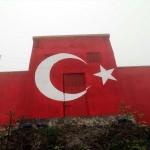 Su deposunun duvarına Türk bayrağını resmetti