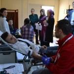 Sağlık çalışanlarından Kızılay'a kan bağışı