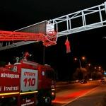 Trafik uyarı levhasına cansız manken astılar