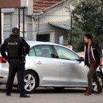 İzmir'de şüpheli araçta silah ve el bombası bulunması