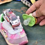 Sığınmacıların geride bıraktıkları malzemelerden sergi