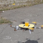 Takla atsa da portakal suyunu dökmeyen drone