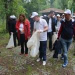 Edirne'de kent ormanında çöp toplama çalışması