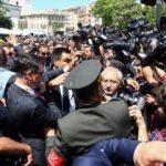 Cenazede Kılı&ccedil;daroğlu'nda yumurtalı protesto