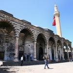 Diyarbakır'da teröristlerin ateşe verdiği tarihi cami