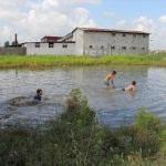 Adana'da çocuklar yağmur suyu birikintisinde yüzdü