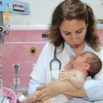 Kazadan kurtulan bebeğe doktor "annelik" yaptı