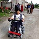 Engelli kişiye akülü araç desteği
