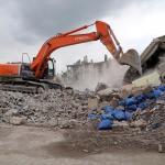 Yüksekova'da hasarlı binalar yıkılıyor