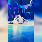 Ünlü şarkıcı sahnede yere yığıldı