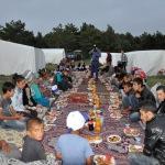 Mevsimlik işçilerle çadırların arasında iftar