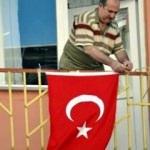 Bayrak asan adamın kimliği belli oldu