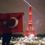 Eyfel Kulesi 3. kez Türk bayrağı renklerinde 