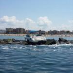 Karasu'da sürat teknesi dalgakıranın üstüne çıktı