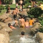 Sıcaktan bunalan çocuklar süs havuzunda serinliyor