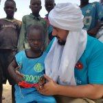 Afrikalı çocukların yüzünü güldürüyorlar