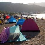 Otellerde yer kalmadı, tatilciler plajlarda kalıyor