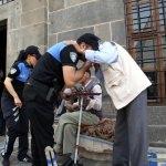 Sur'da polis vatandaşla bayramlaştı