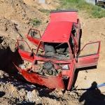 Yoldan çıkan otomobil inşaat çukuruna düştü: 2 yaralı