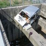 Sakarya'da devrilen araç köprüde asılı kaldı: 3 yaralı