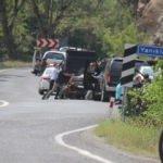 CHP konvoyu &ccedil;atışma hattında kaldı! İlk g&ouml;r&uuml;nt&uuml;ler