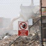 Nusaybin'de ağır hasarlı yapıların yıkımı sürüyor