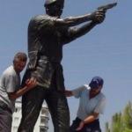 Şehit Astsubay Halisdemir'in heykelini diktiler 