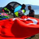Rüzgar ve uçurtma sörfü sporcularından Türk bayraklı gösteri