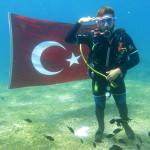 Deniz dibinde T&uuml;rk bayrağı a&ccedil;tılar