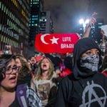 Gösterilerde Türk bayrağı kullandılar