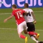 Sırp hakem kararıyla &ccedil;ılgına &ccedil;evirdi!