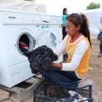 Mevsimlik tarım işçilerine çamaşır makinesi hediyesi