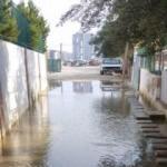 İzmir'de patlayan su borusu 1 aydır tamir bekliyor