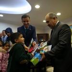 Düzce Valisi Dağlı, Suriyeli öğrencilere eğitim seti dağıttı