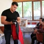 Milli güreşçi Kayaalp'ten "geleceğin şampiyonlarına" yardım