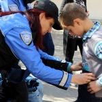 Polisten &ouml;ğrencilere giyim yardımı