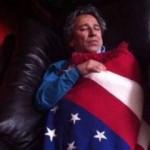 Can Dündar Amerikan bayrağına sarıldı