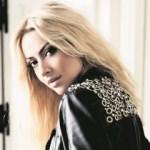 &Uuml;nl&uuml; şarkıcıya k&ouml;t&uuml; haber!