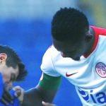 Maçta ilginç görüntü! Emre Eto'o'nun elini öptü