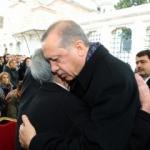 Erdoğan, şehidin annesinin elini öptü